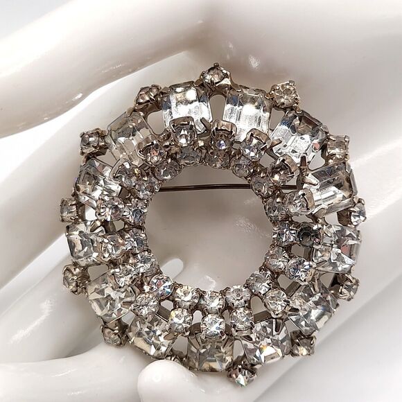 Vintage Clear Rhinestone Wreath Brooch Pin, Wedding Brooch, 2 1/4", 1950s - Picture 5 of 10